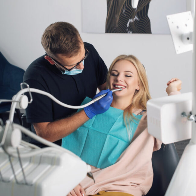 Dentist who treats teeth